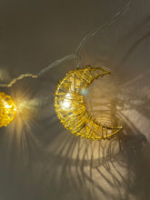 Lade das Bild in den Galerie-Viewer, Lichtergirlande Stern und Mond gold
