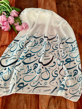 Lade das Bild in den Galerie-Viewer, Chiffon Hijab/Kopftuch Kalligraphie
